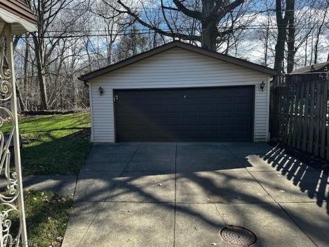 983 E 179 Street Cleveland OH 44119