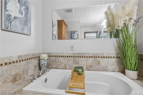 17654 Lois Way Doylestown OH 44230