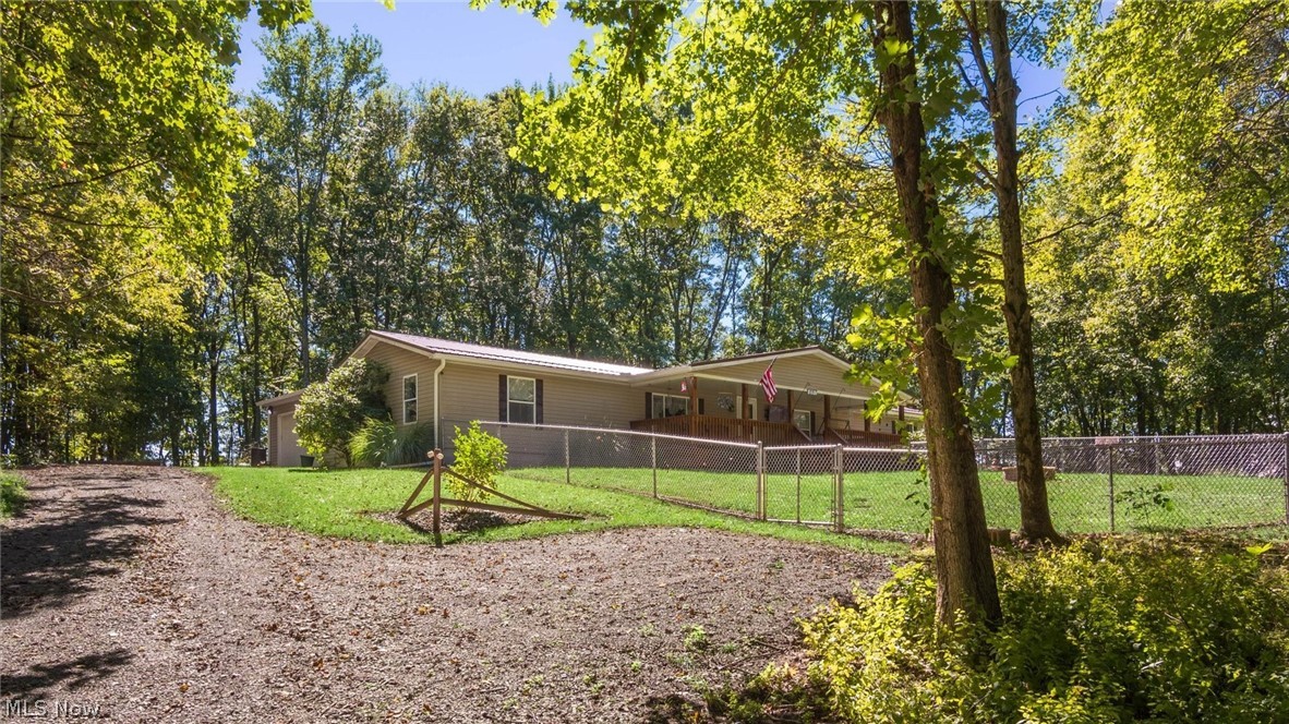 2038 Oldtown Valley Road SE New Philadelphia OH 44663