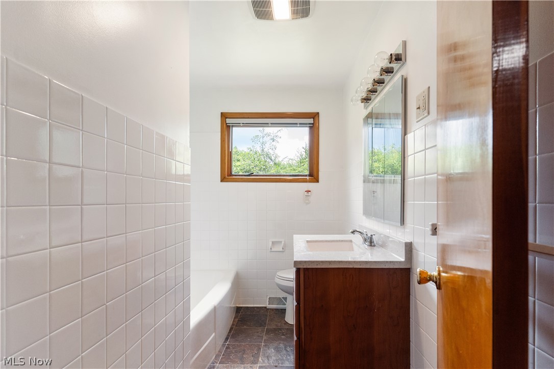 996 Sharon Hogue Road Brookfield OH 44438
