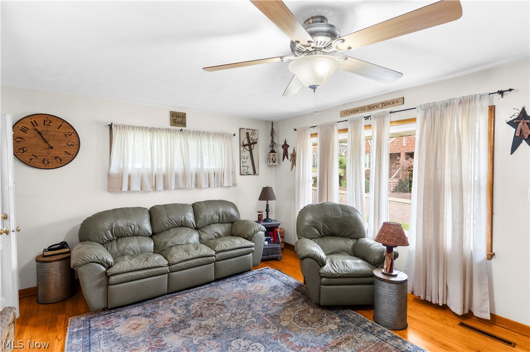 27 E Friend Street Columbiana OH 44408