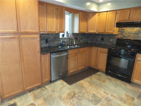1211 Eric Lane Cleveland OH 44109