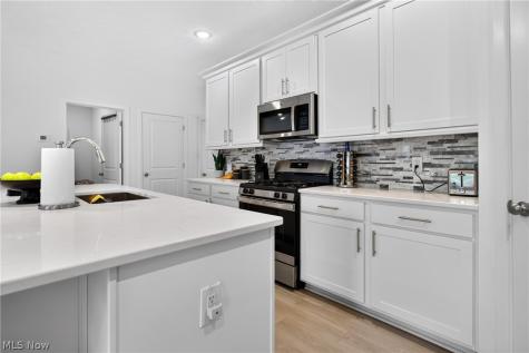 752 Hampshire Court Amherst OH 44001