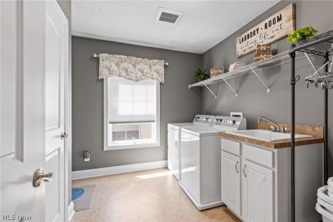 192 Shoreland Circle Willowick OH 44095