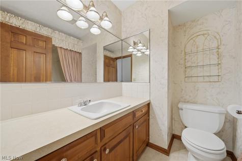 135 Seneca Trail SW Hartville OH 44632
