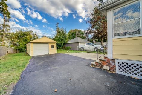 2015 Baxterly Avenue Lakewood OH 44107