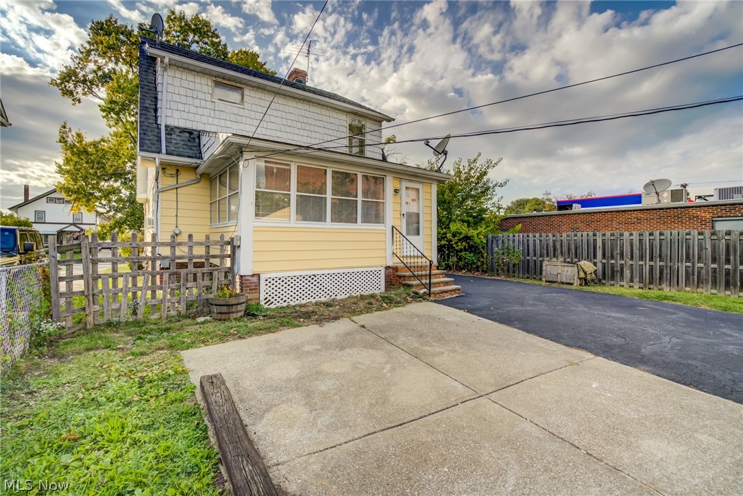 2015 Baxterly Avenue Lakewood OH 44107