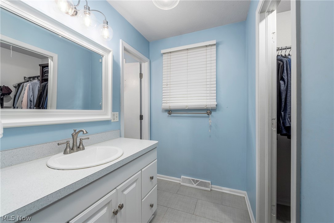 4083 Lydgate Drive North Olmsted OH 44070