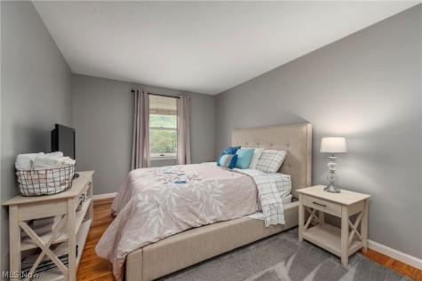 4083 Lydgate Drive North Olmsted OH 44070
