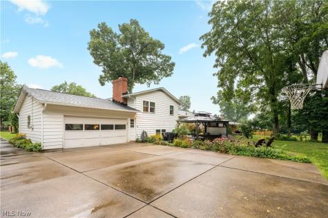 1341 Applegrove Street NE Canton OH 44721