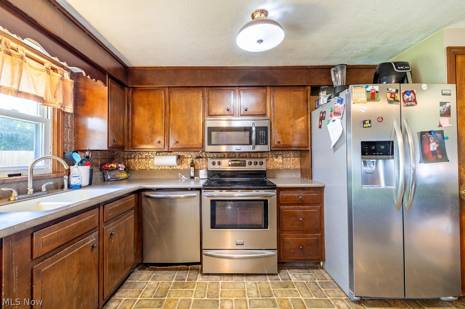 166 N Middle Street Columbiana OH 44408
