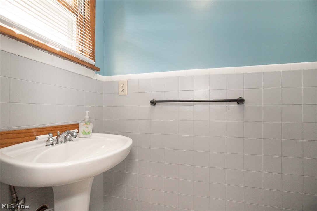 537 Randall Road Elyria OH 44035