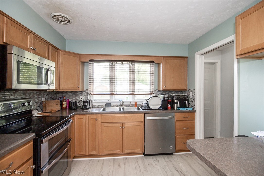 537 Randall Road Elyria OH 44035