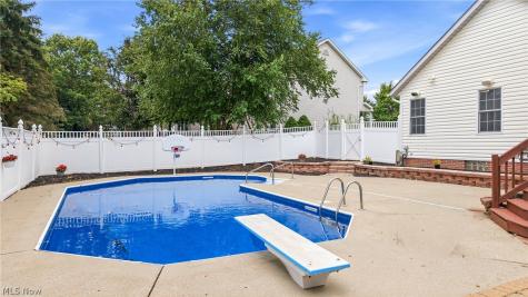 908 Sand Lot Circle Louisville OH 44641