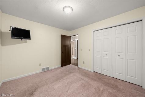 6031 Woodcrest Avenue NE Canton OH 44721