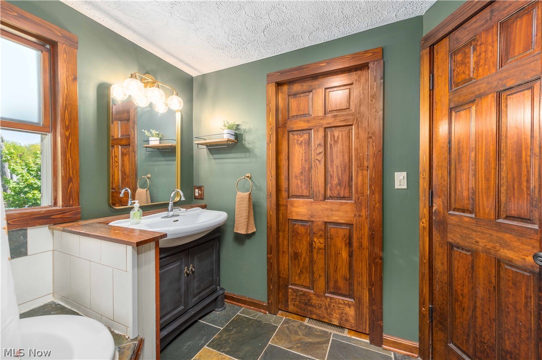 159 Inwood Boulevard Avon Lake OH 44012