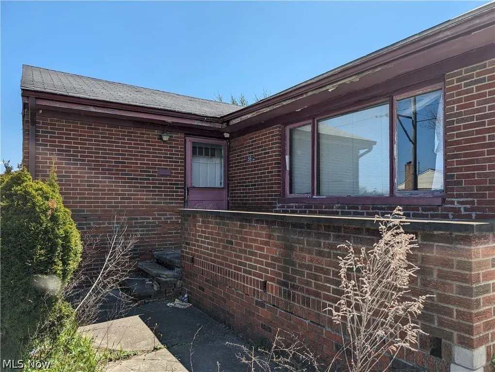 18612 Restor Avenue Cleveland OH 44122