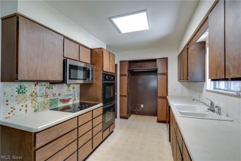 1512 Tiffany Circle Akron OH 44313