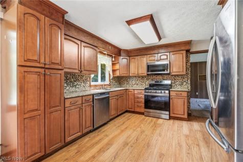 1129 Oak Tree Road Akron OH 44320