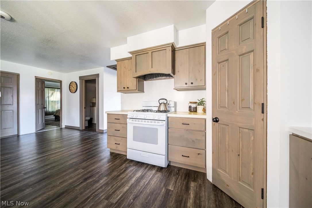 6988 North Park Road Bristolville OH 44402
