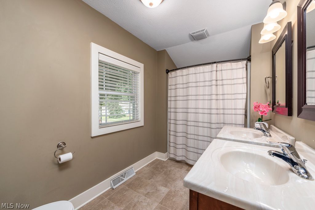 577 Canterbury Road Bay Village OH 44140