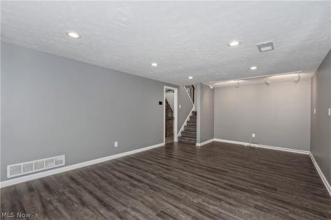 1174 Giesse Drive Mayfield Heights OH 44124