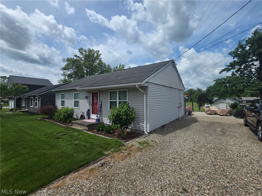 6338 S Water Street Extension SE Uhrichsville OH 44683