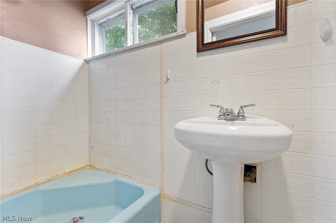 3213 Regent Avenue NE Canton OH 44705