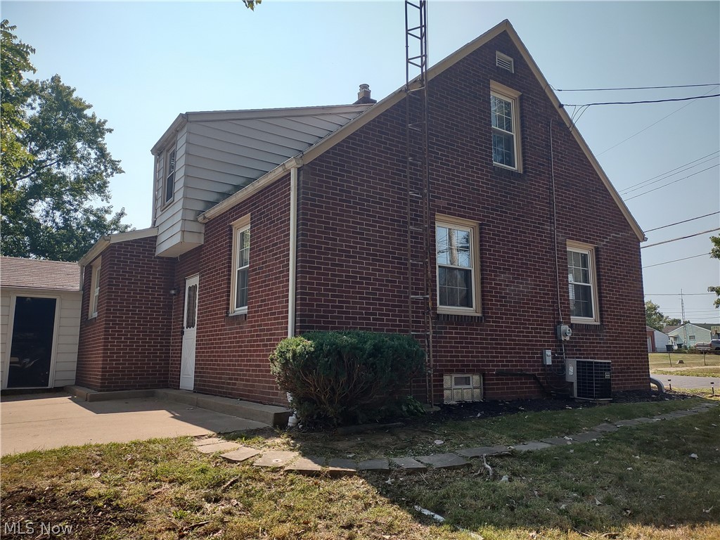 2520 Daleford Avenue NE Canton OH 44705