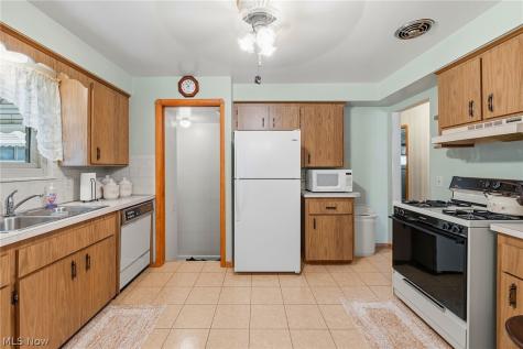 9537 Elsmere Drive Parma OH 44130