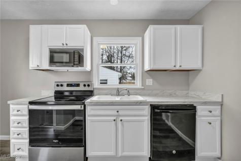 1677 Mapledale Road Wickliffe OH 44092