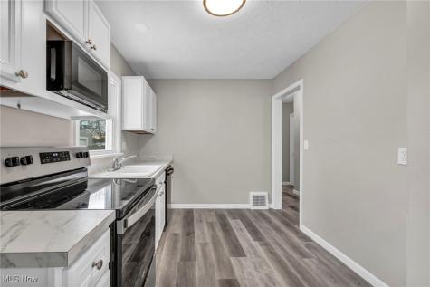 1677 Mapledale Road Wickliffe OH 44092