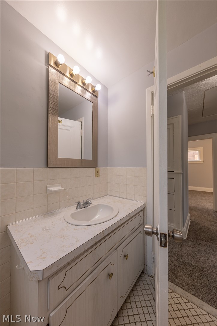 1677 Hillview Road Cleveland OH 44112