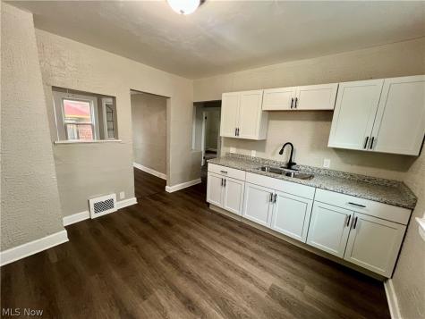 5153 Cato Maple Heights OH 44137