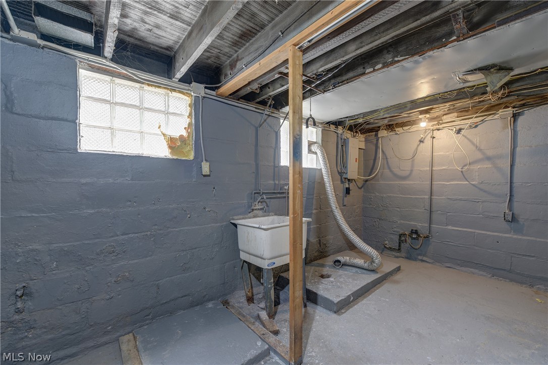 2718 Roanoke Avenue Cleveland OH 44109