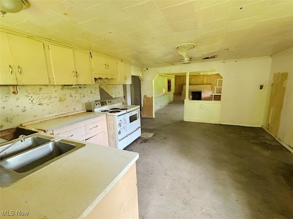 4308 Flat Road SE Uhrichsville OH 44683