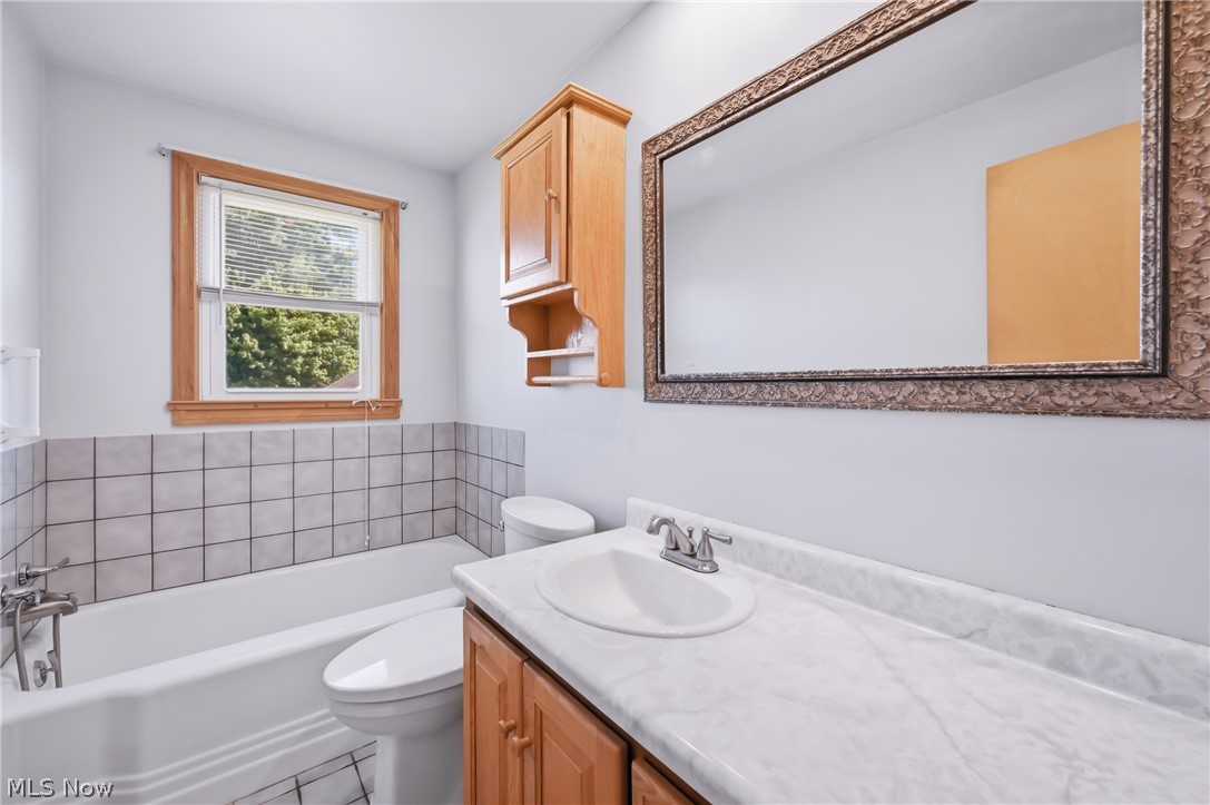 245 Manor Avenue Struthers OH 44471