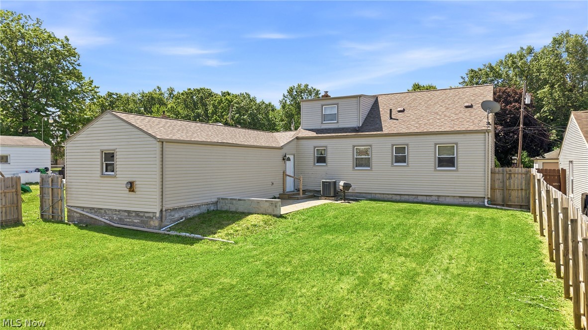 245 Manor Avenue Struthers OH 44471