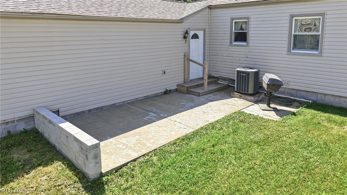 245 Manor Avenue Struthers OH 44471