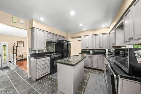 4781 N Hillary Oval Richmond Heights OH 44143