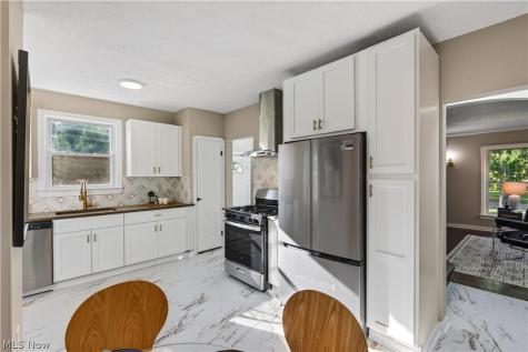 3582 Raymont Boulevard University Heights OH 44118