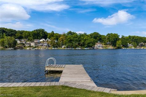 82 Whitefriars Drive Akron OH 44319