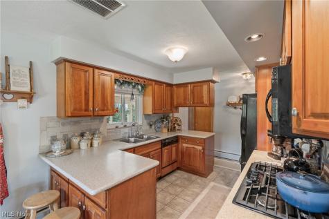 82 Whitefriars Drive Akron OH 44319