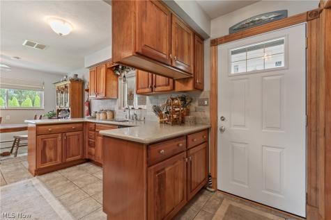 82 Whitefriars Drive Akron OH 44319