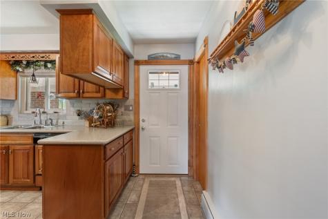 82 Whitefriars Drive Akron OH 44319