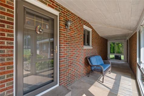 82 Whitefriars Drive Akron OH 44319