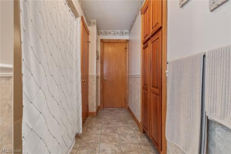 82 Whitefriars Drive Akron OH 44319