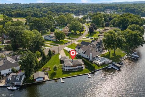 82 Whitefriars Drive Akron OH 44319