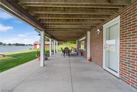 82 Whitefriars Drive Akron OH 44319