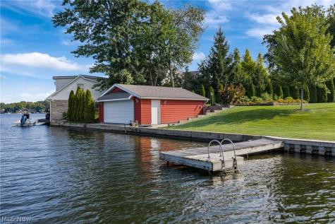 82 Whitefriars Drive Akron OH 44319